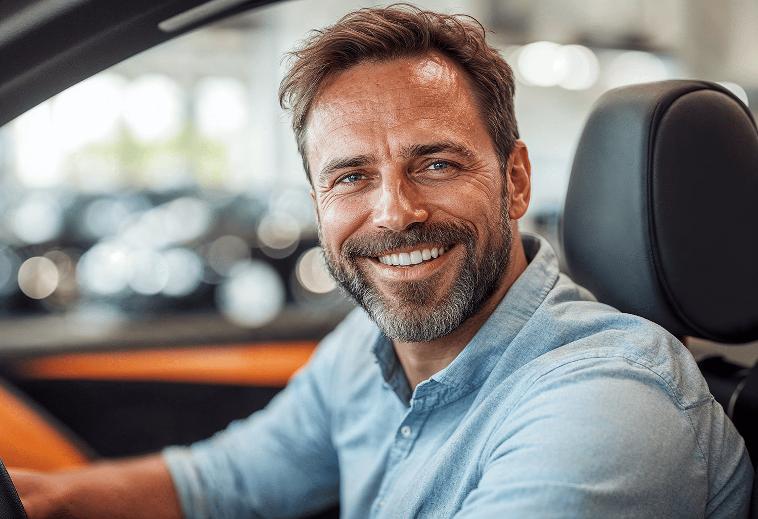 Klant in auto in showroom