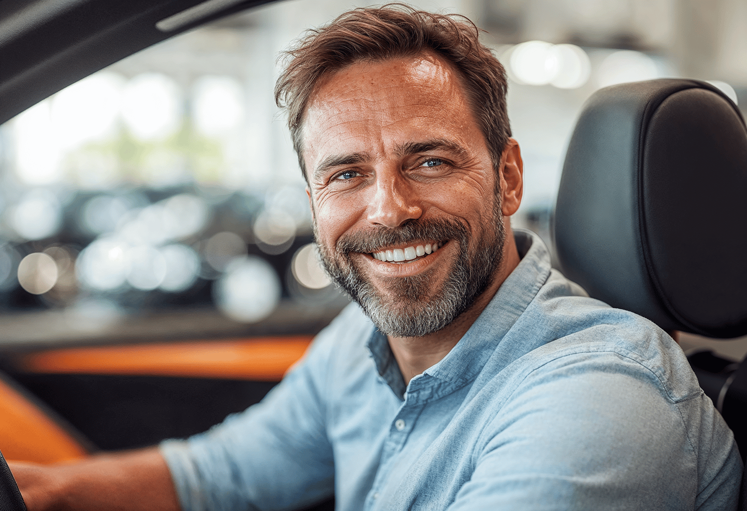 Klant in auto in showroom